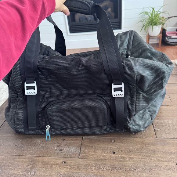 Thule Crossover 70L Travel Duffel – Black – Large Luggage - Picture 2 of 8